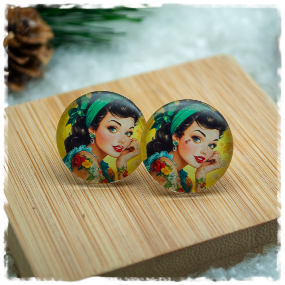 Ohrringe Pin-up-Girl mit braunen Haaren und grünem Haarband