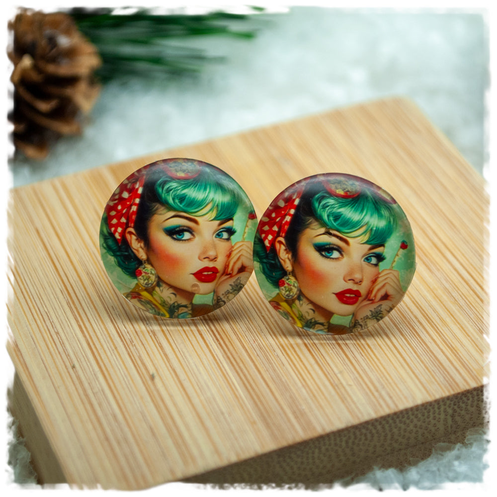 Ohrringe Pin-up-Girl mit grünen Haaren und rotem Haarband