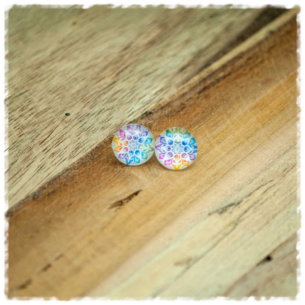 Ohrringe in 10 mm weiß mit buntem Mandala