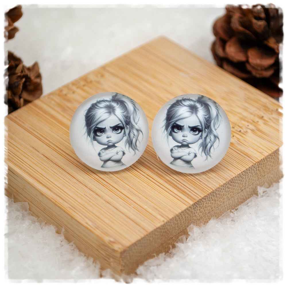 Ohrringe mit kleinem grimmigen Mädchen