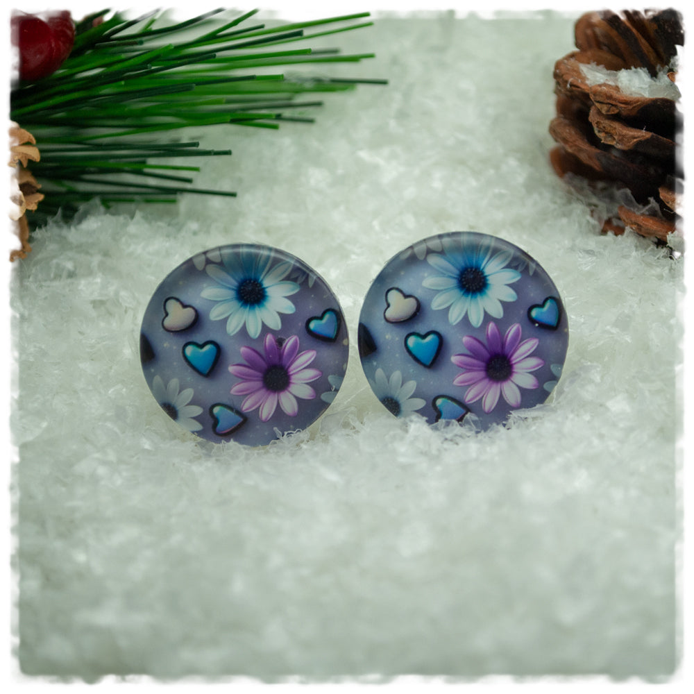 Ohrringe in 20 mm grau mit Blüten und Herzen