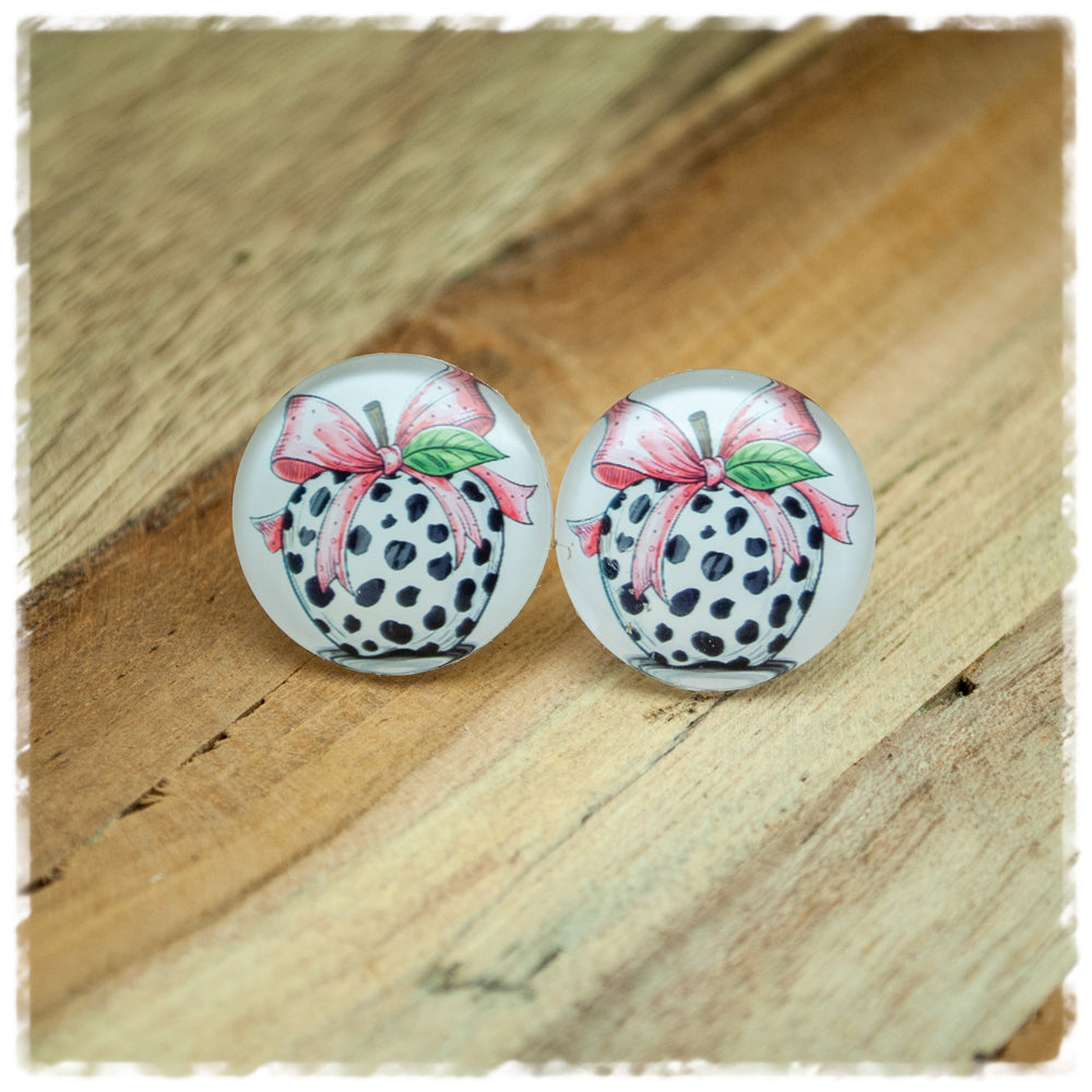 Ohrringe weiß mit Leoprintapfel und rosa Schleife
