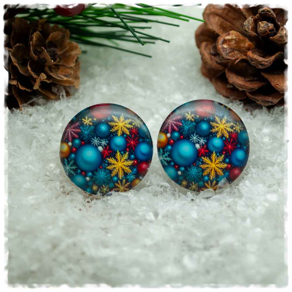 Ohrringe blau mit roten und blauen Weihnachtskugeln und goldenen Schneeflocken