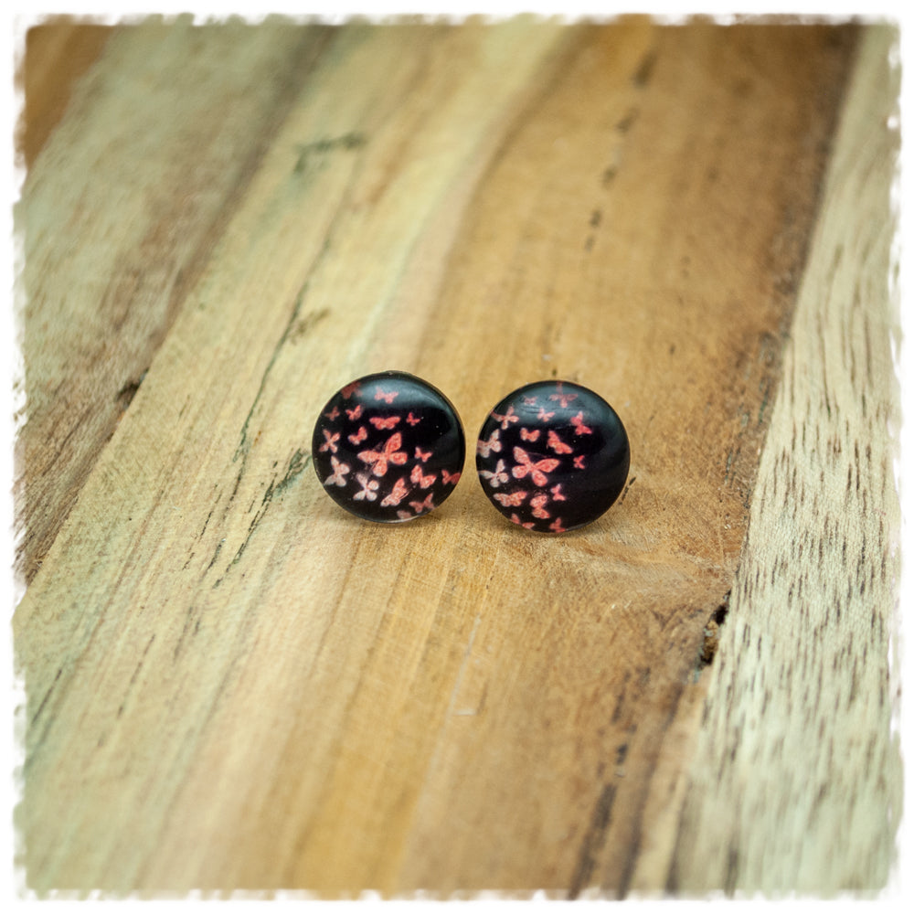 Ohrringe in 12 mm schwarz mit rötlichen Schmetterlingen