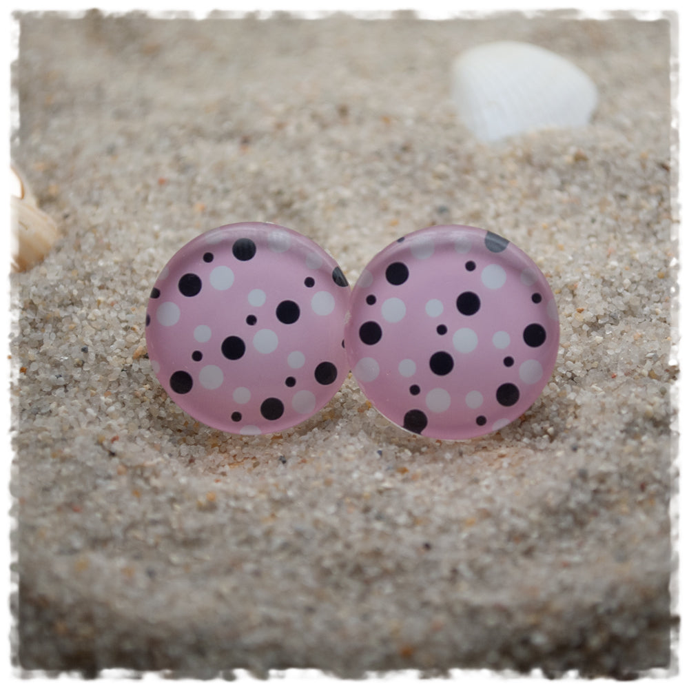 Ohrringe in 20 mm rosa mit dunkelgrauen und weißen Punkten