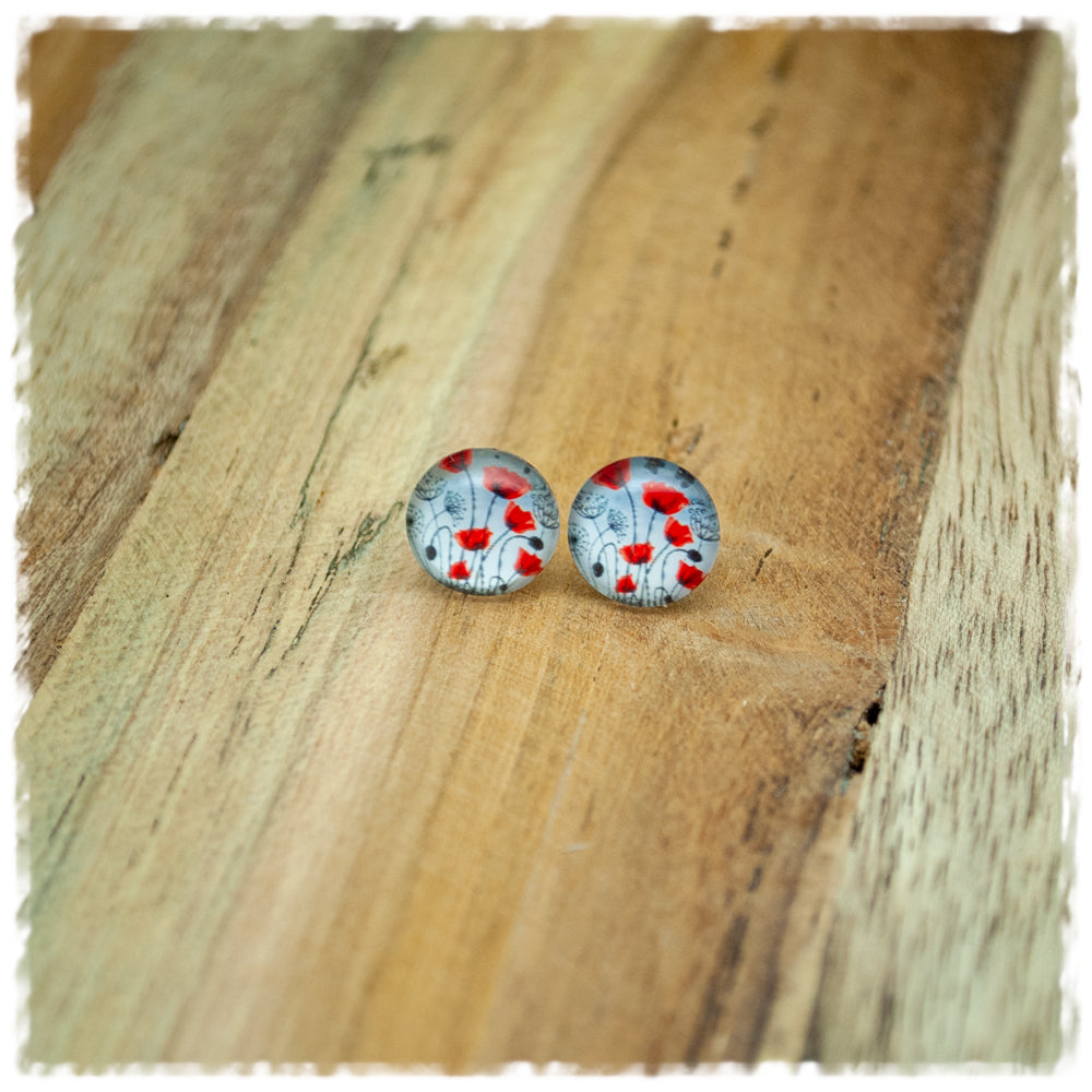 Ohrringe in 10 mm hellgrau mit Mohnblumen
