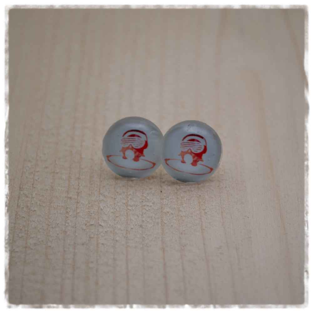 Ohrringe in 14 mm weiß mit oranger Figur