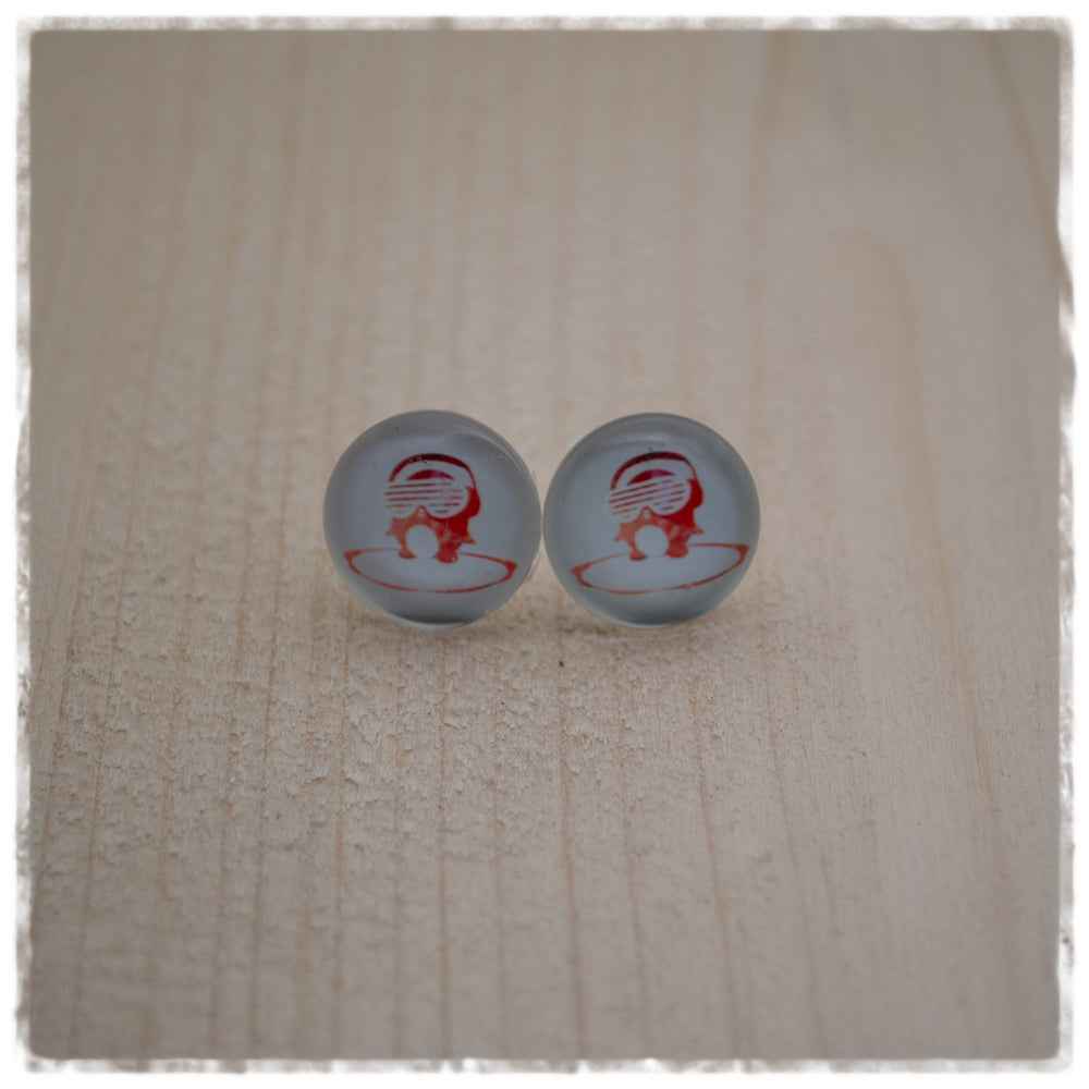 Ohrringe in 14 mm weiß mit oranger Figur