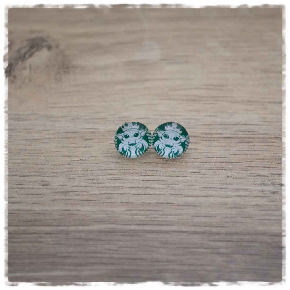 Ohrringe in 10 mm grün mit weißer Figur