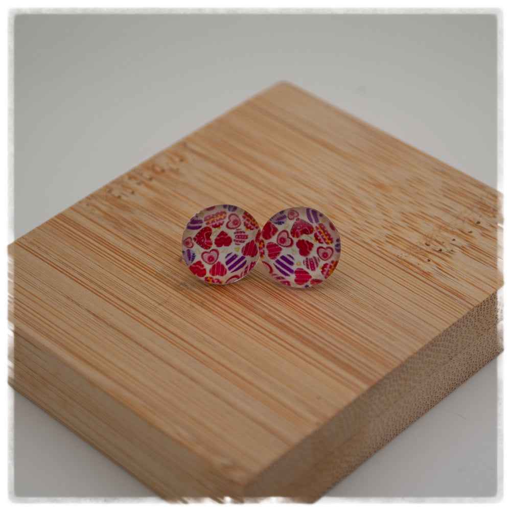 Ohrringe in 12 mm weiß mit Herzen in lila und rot