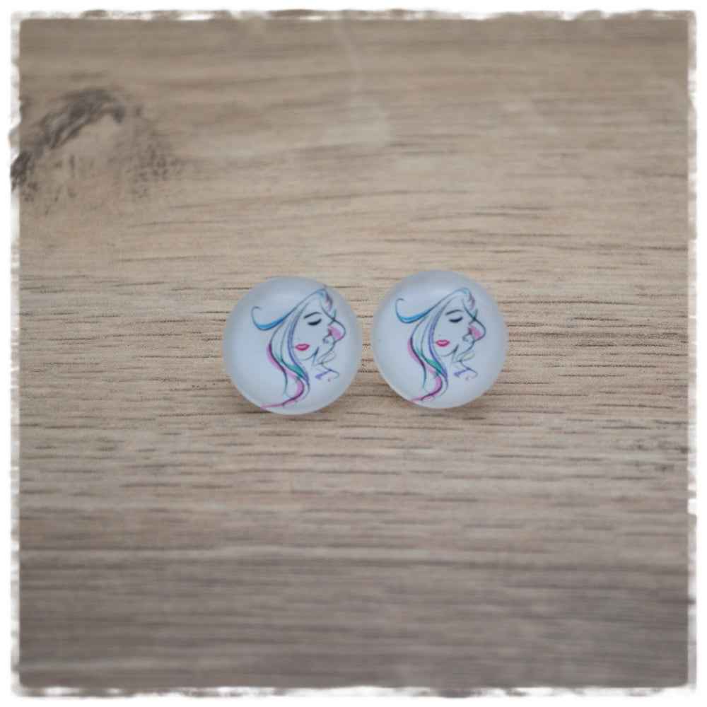 Ohrringe in 15 mm weiß mit gezeichneter Frau