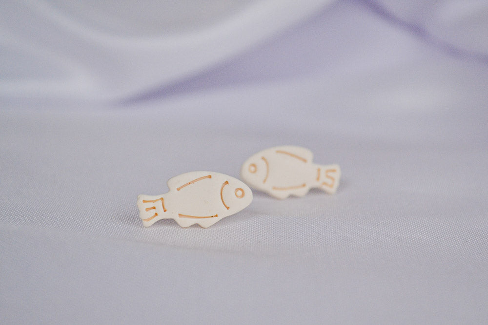 Ohrstecker Fisch in Beige