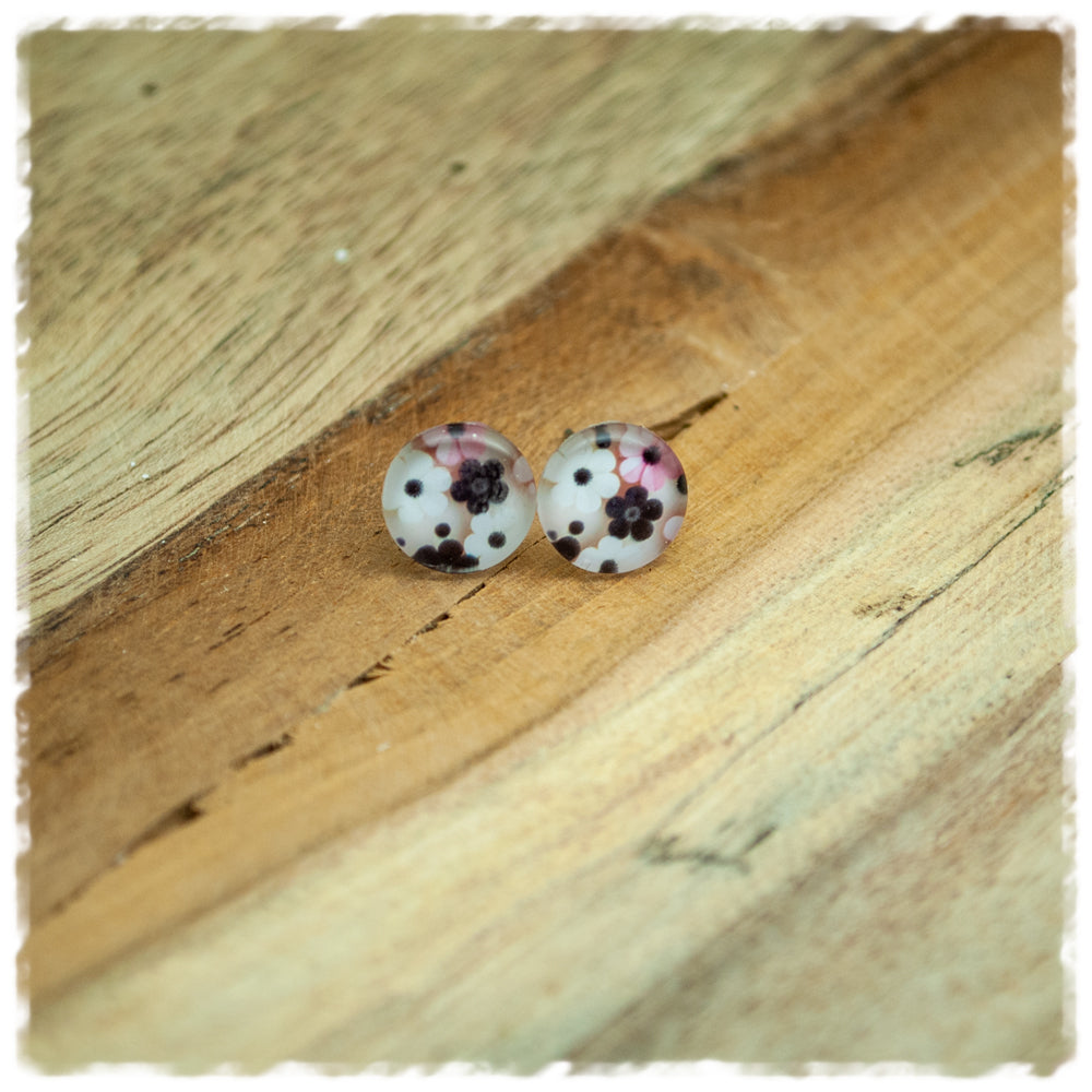 Ohrringe in 10 mm mit weißen rosa und schwarzen Blüten