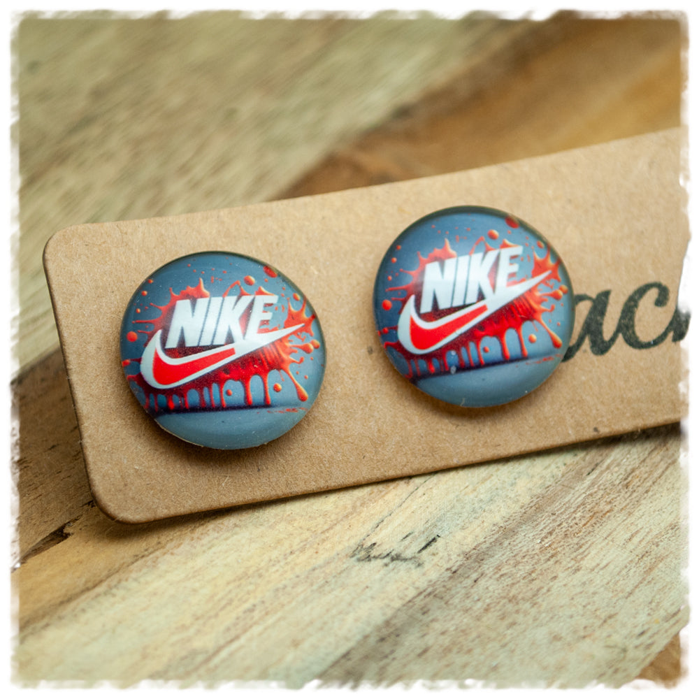 Ohrringe in 20 mm mit Nike-Schriftzug und roten Farbspritzern