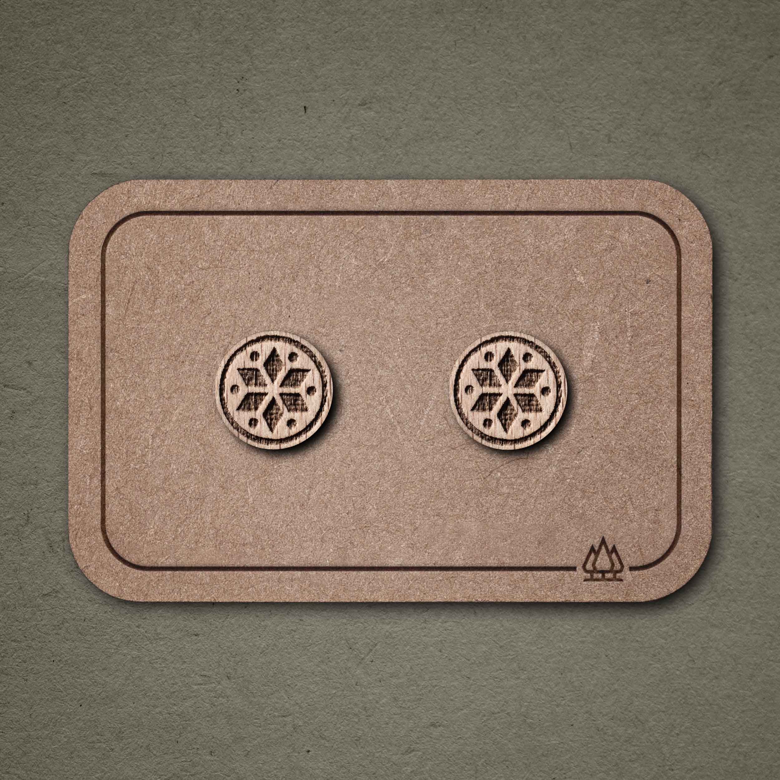 Ohrstecker aus Holz | geometrische Blume hell