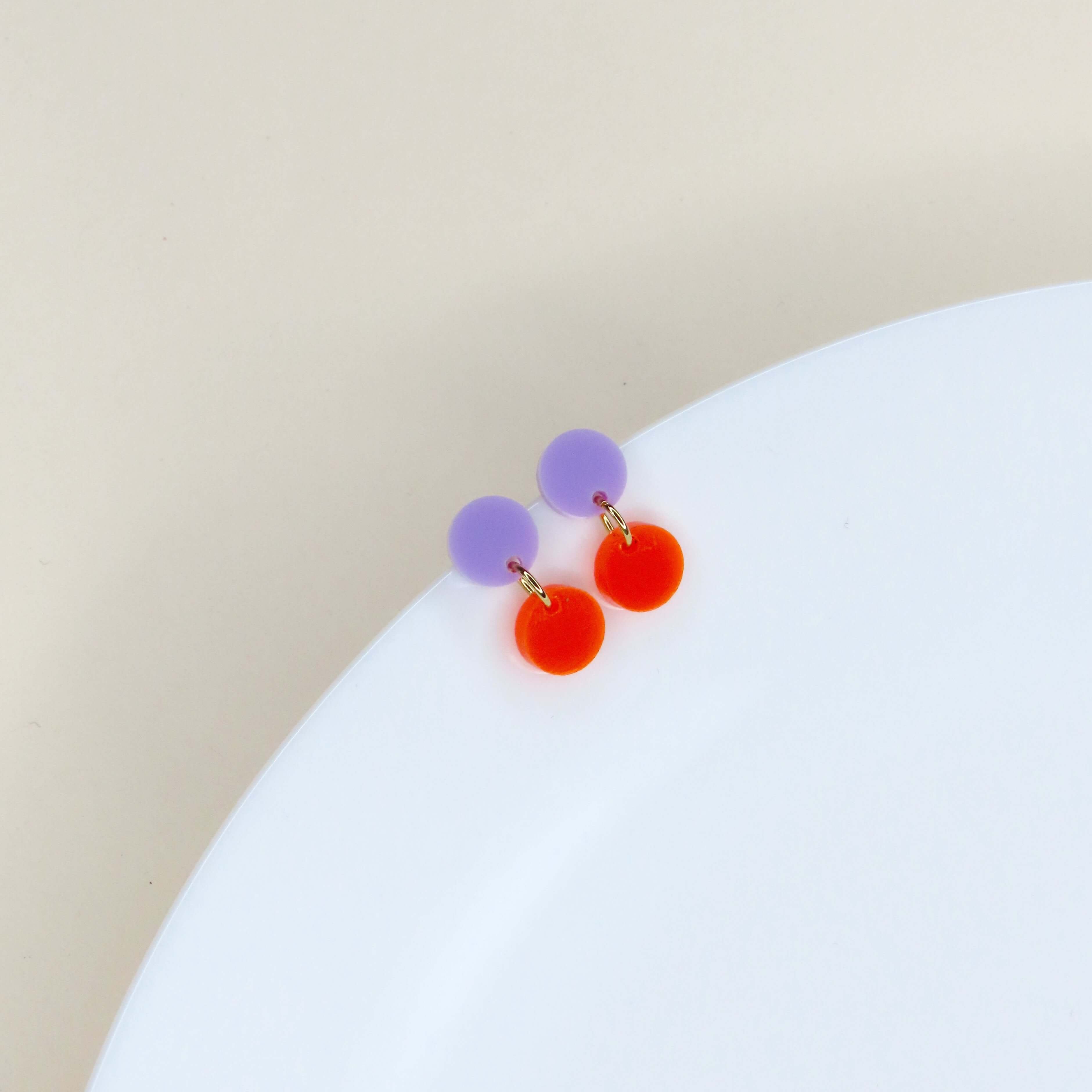Dotty Acryl Ohrringe in flieder neonorange
