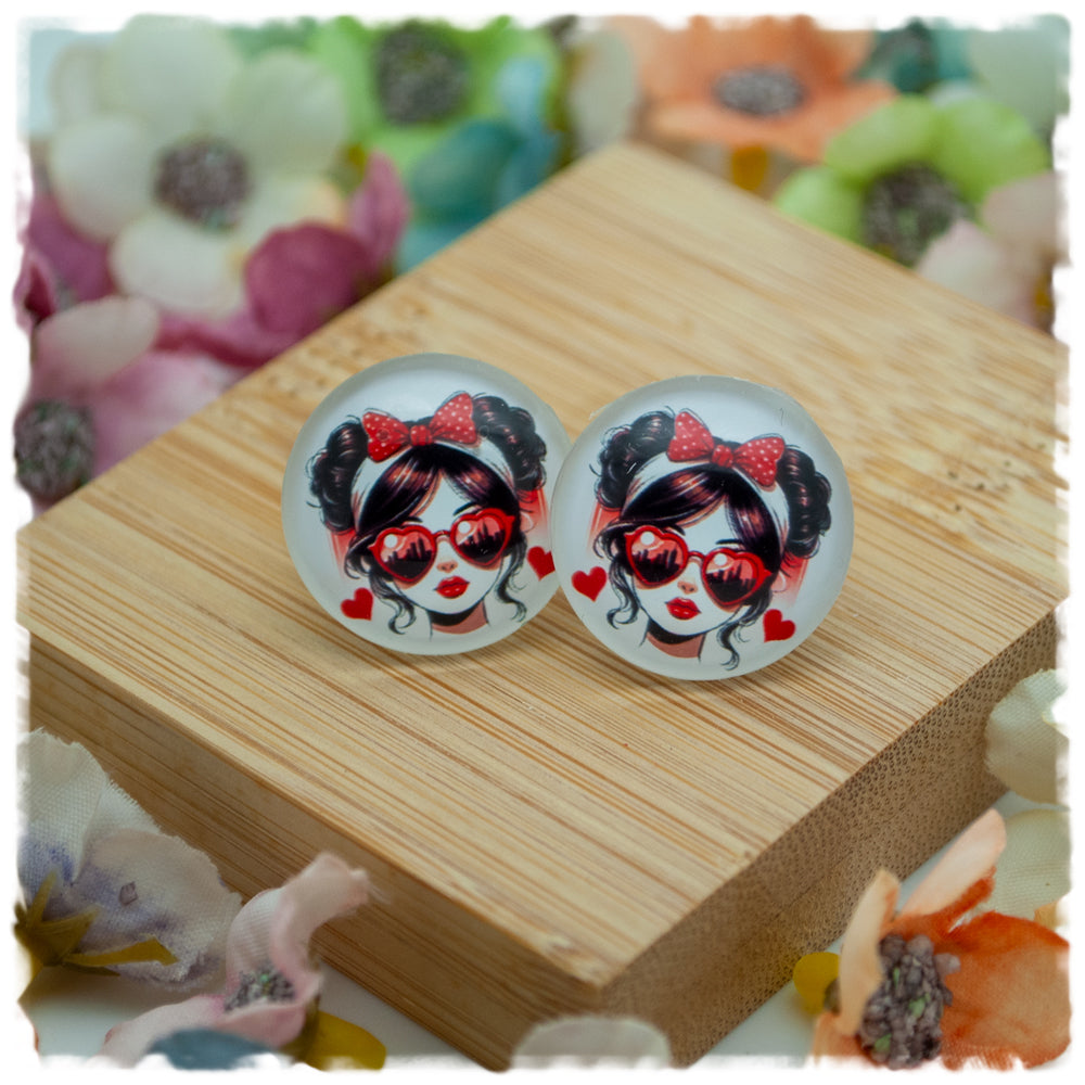 Ohrringe Mädchen mit Herzbrille und roter Schleife
