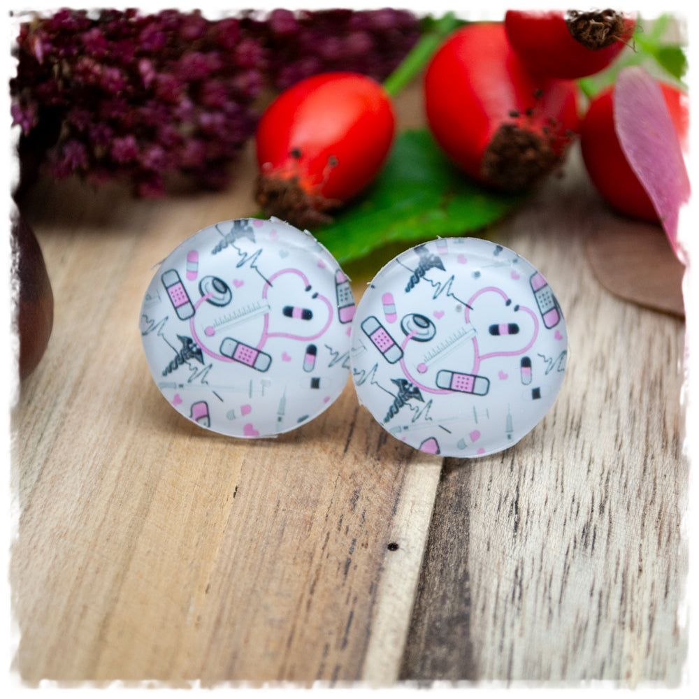 Ohrringe weiß mit Pflastern und Herzstethoskop