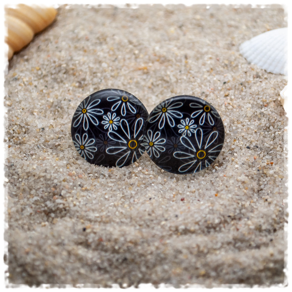 Ohrringe dunkelgrau mit weißen Blüten