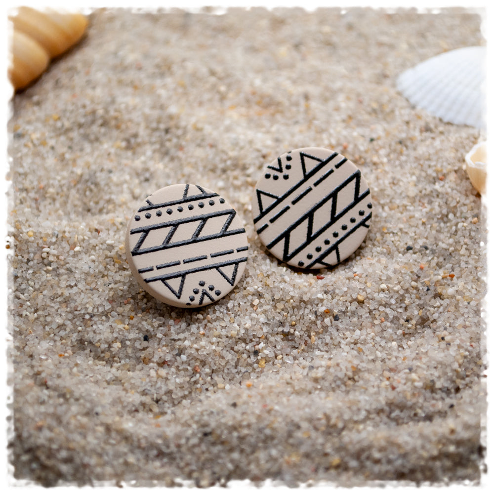 Ohrringe in 18 mm matt beige mit schwarzem Muster - Jackelina