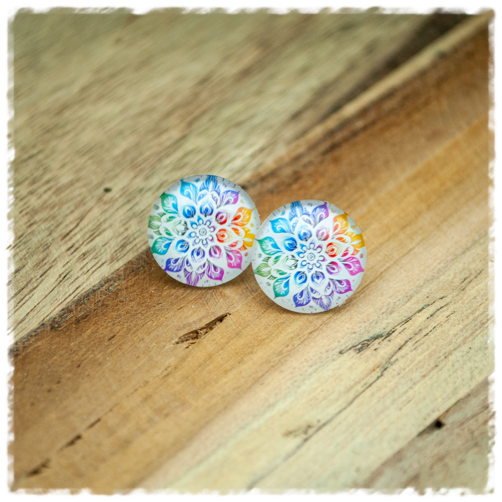 Ohrringe in 16 mm weiß mit buntem Mandala