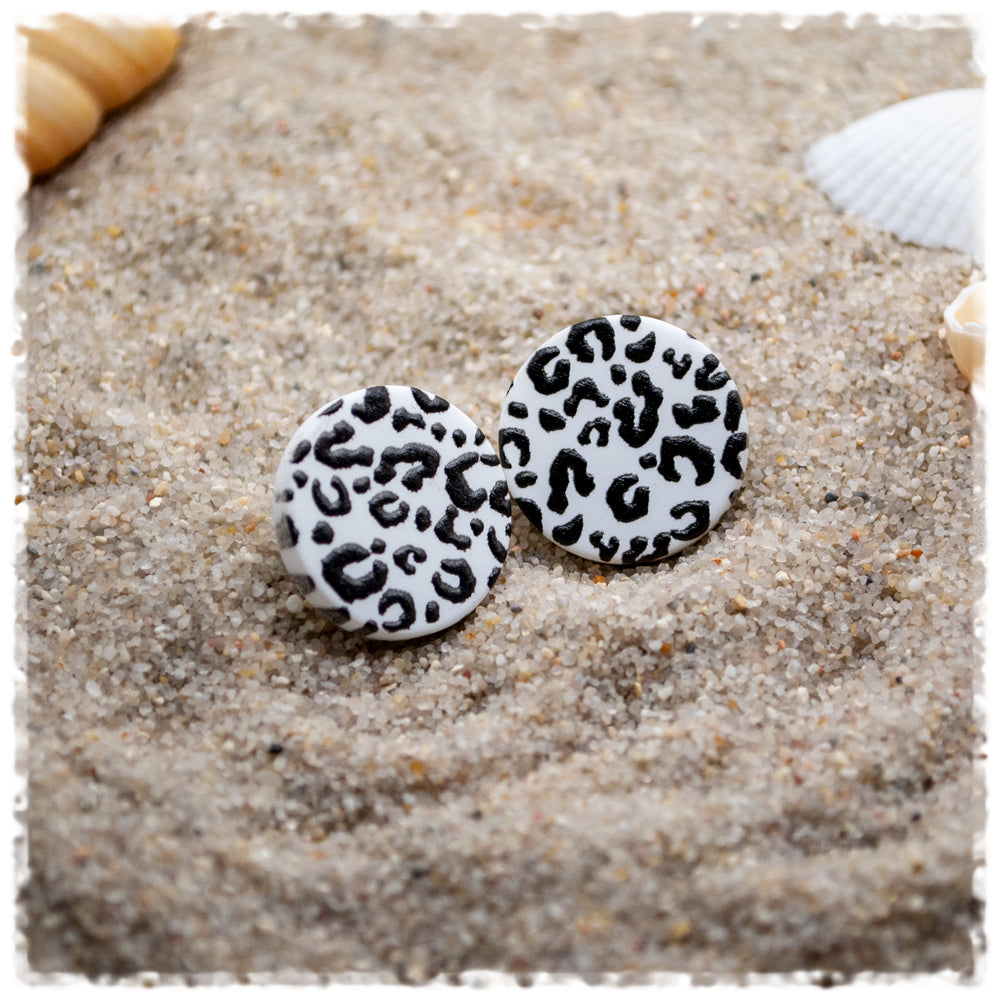 Ohrringe in 18 mm matt weiß mit schwarzem Leoprint - Jackelina