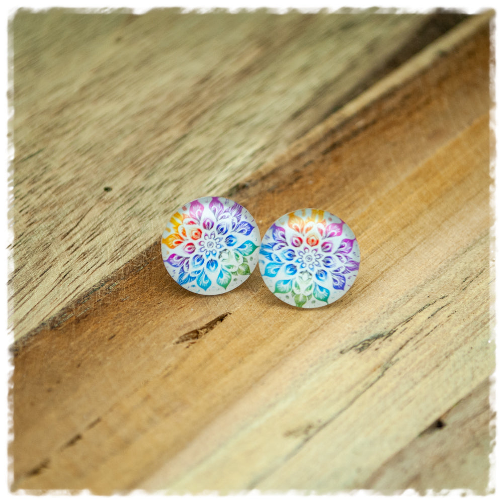 Ohrringe in 14 mm weiß mit buntem Mandala