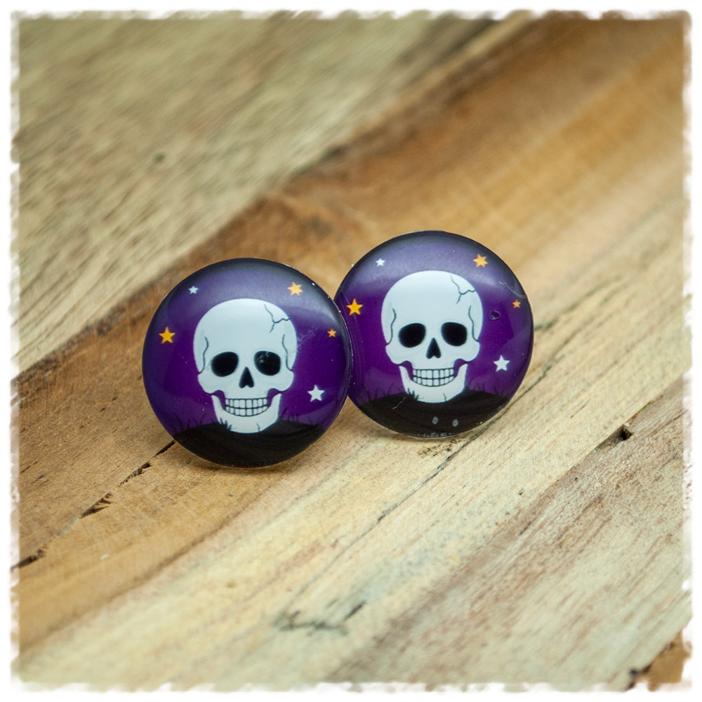 Ohrringe violett mit Totenkopf und Sternen