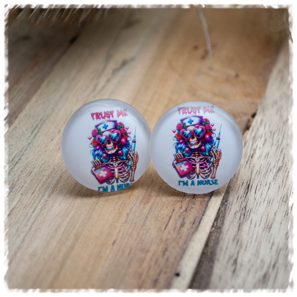 Ohrringe in 20 mm weiss mit Skelettkrankenschwester