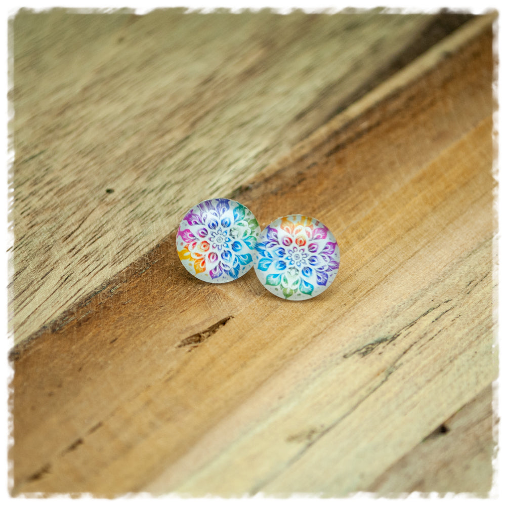Ohrringe in 12 mm weiß mit buntem Mandala