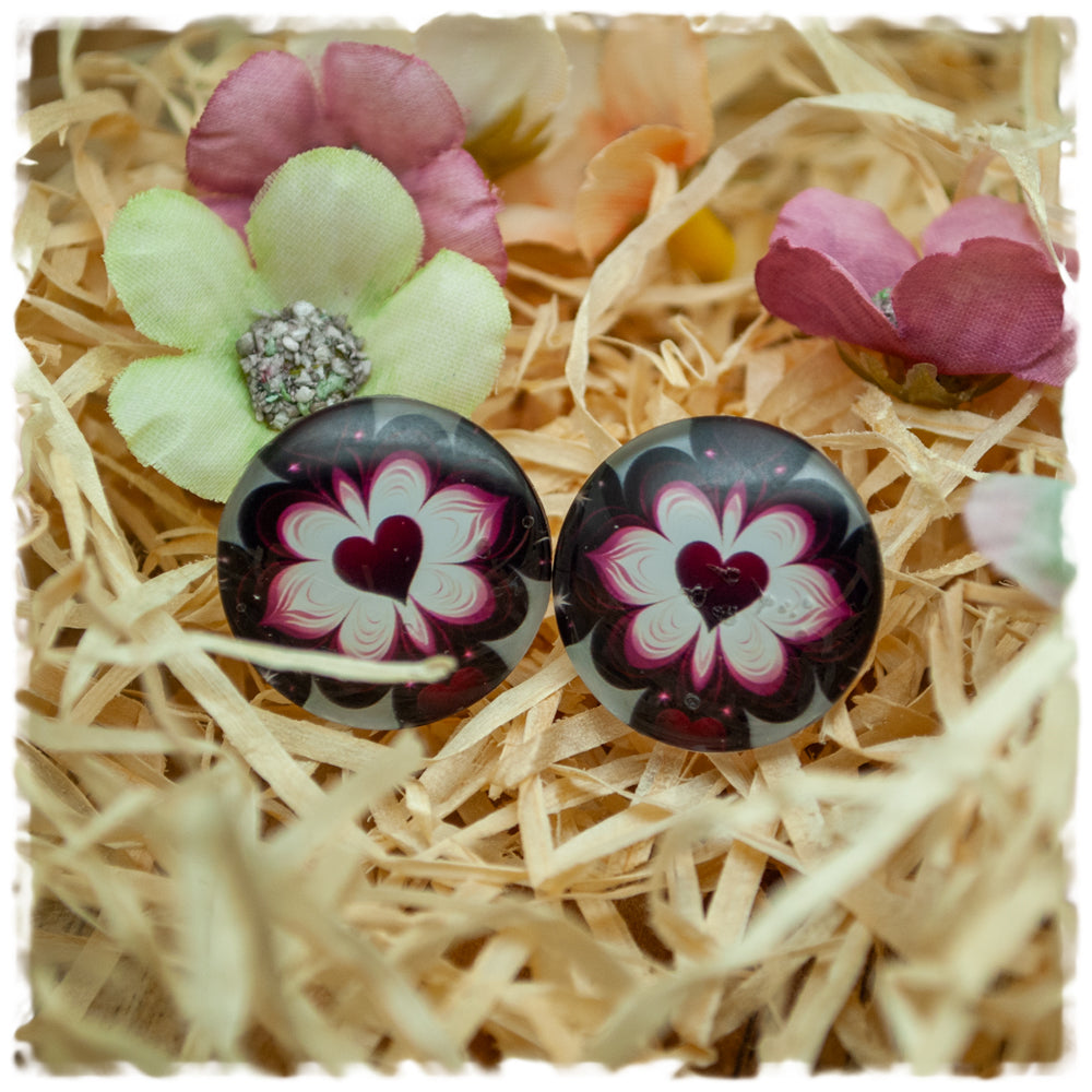 Ohrringe grau, schwarz, rot und weiß gemustert mit Herz