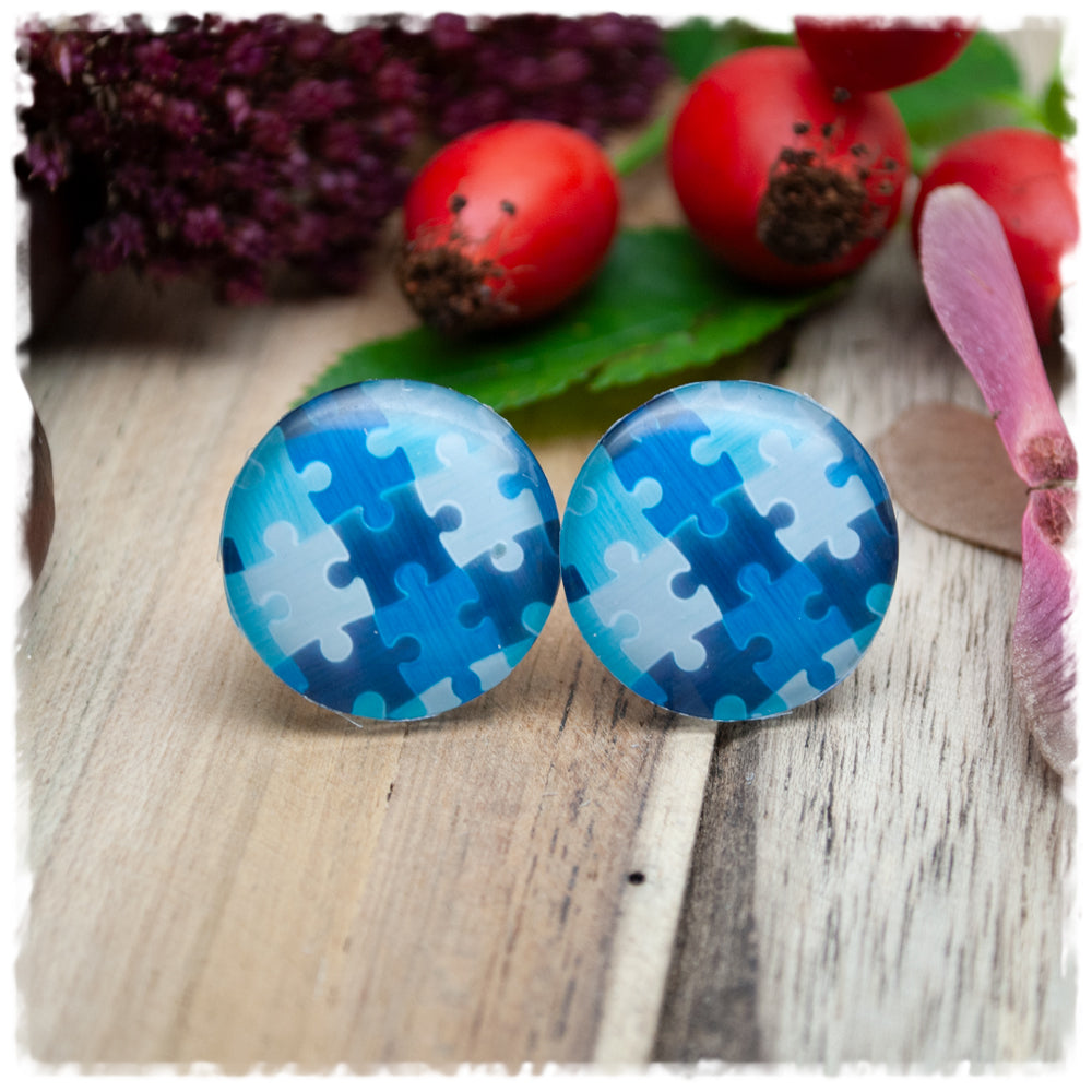 Ohrringe mit Puzzlemuster in blau und hellgrau