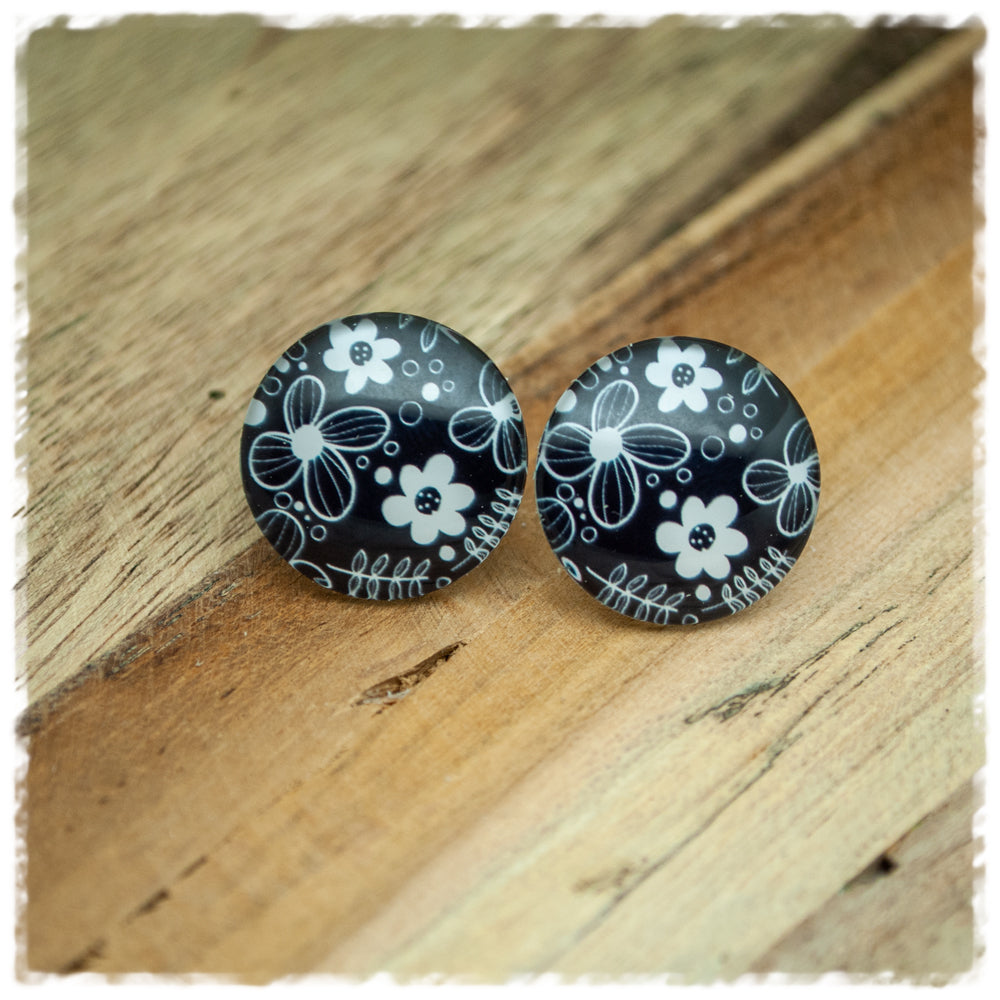Ohrringe in 20 mm schwarz mit weißen Blüten