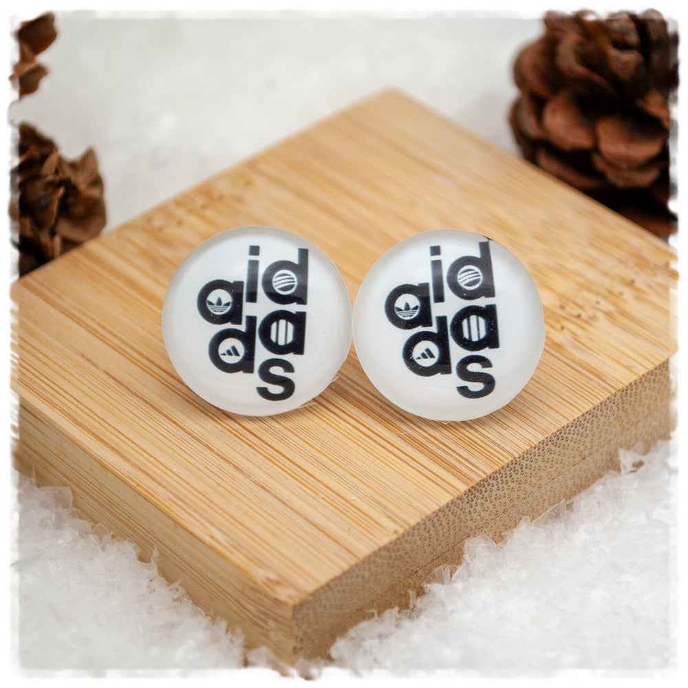 Ohrringe weiß mit schwarzen Buchstaben (AKTION)