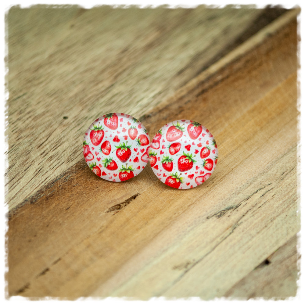 Ohrringe in 16 mm weiß mit Erdbeeren mit Chirurgenstahl
