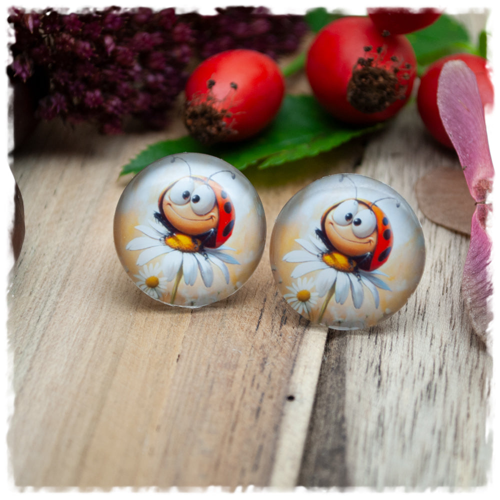 Ohrringe hellbraun mit weißer Blume und Marienkäfer