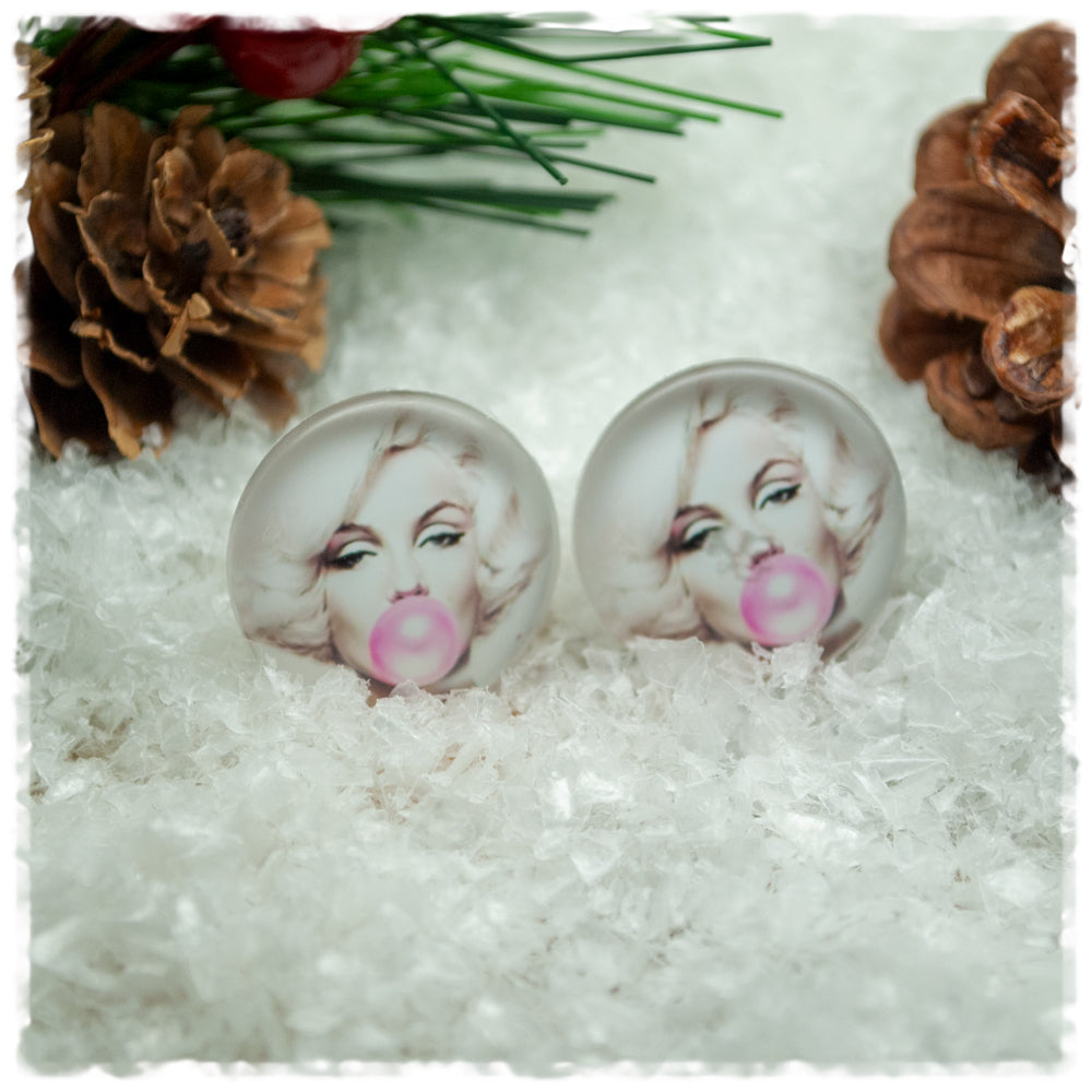 Ohrringe blonde Frau mit Bubblegum