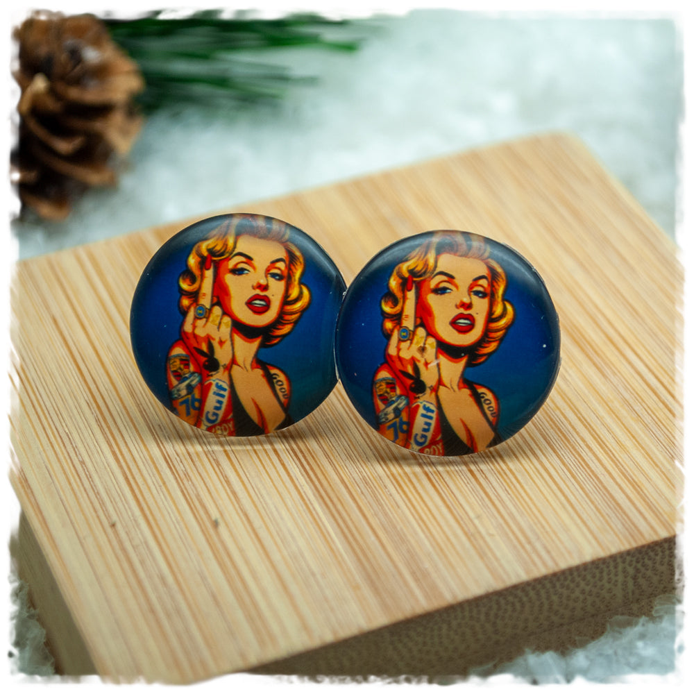 Ohrringe Pin-up-Girl mit blonden Haaren und Tattoos