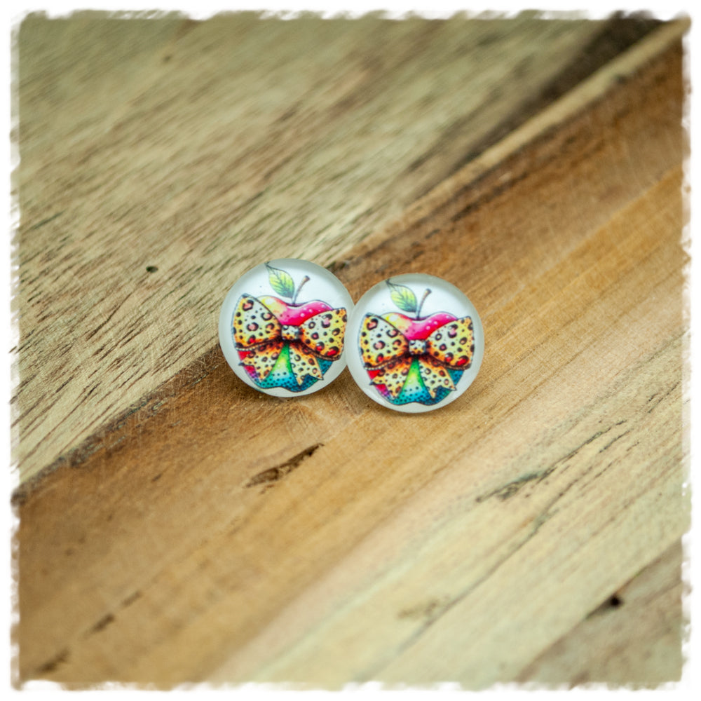 Ohrringe in 14 mm weiß mit buntem Apfel und Leoprintschleife mit Chirurgenstahl