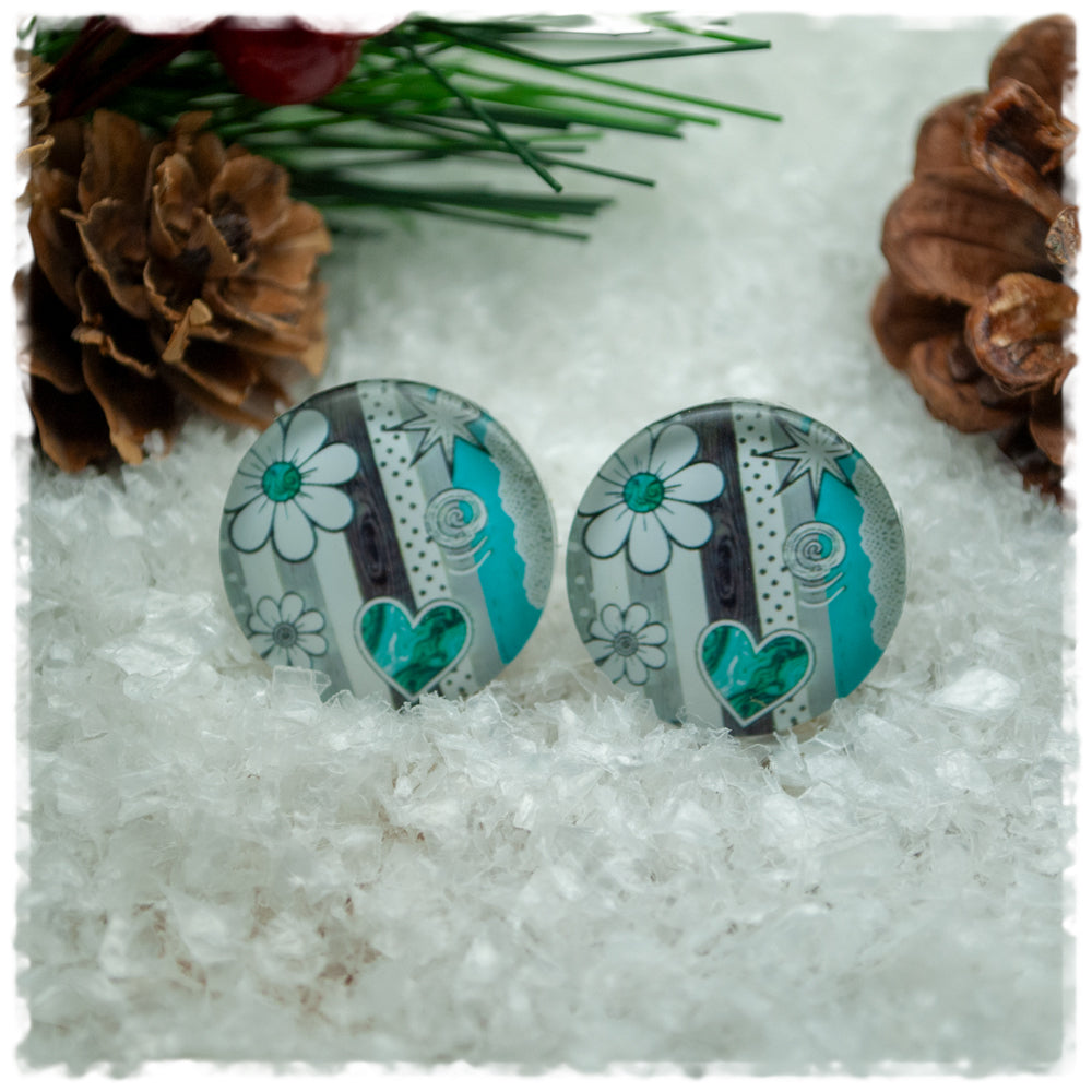 Ohrringe grau, weiß, grün gestreift mit Blüten und Herzen