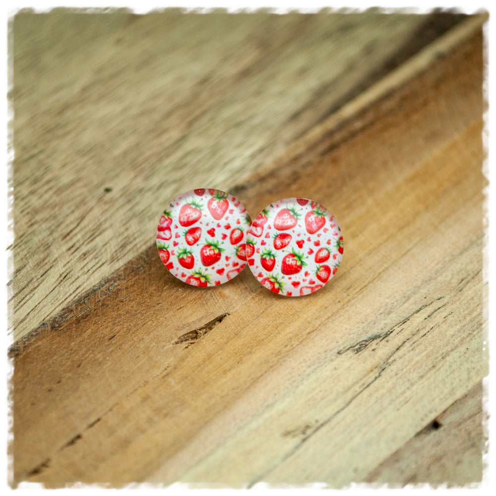 Ohrringe in 14 mm weiß mit Erdbeeren mit Chirurgenstahl