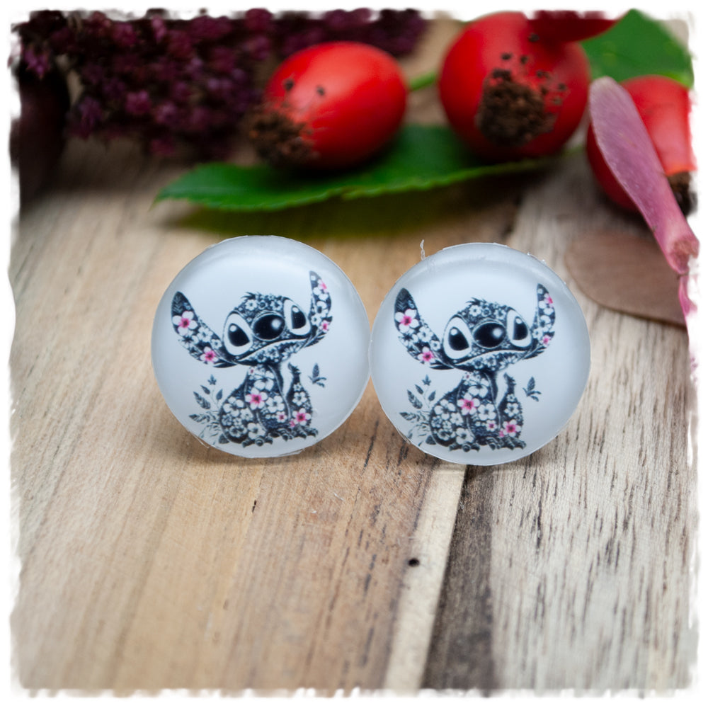 Ohrringe weiß mit Comicfigur und Blüten