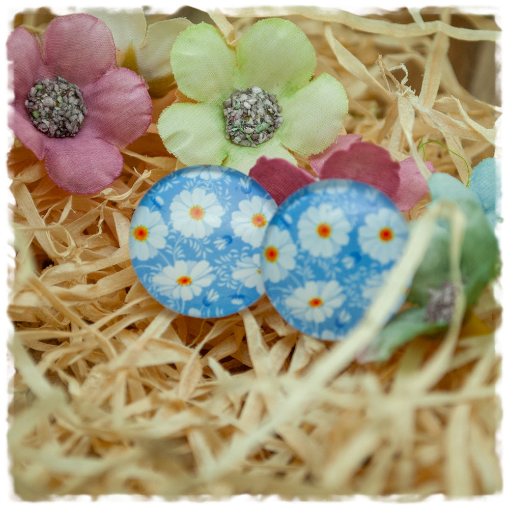 Ohrringe in 20 mm hellblau mit weißen Blüten