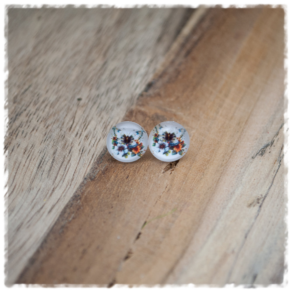 Ohrringe in 10 mm weiß mit Schmetterlingen und Blüten