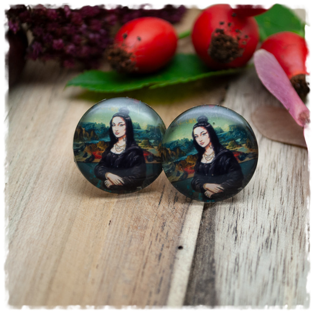 Ohrringe dunkelgrün mit gezeichnetem Mädchen in schwarzem Kleid