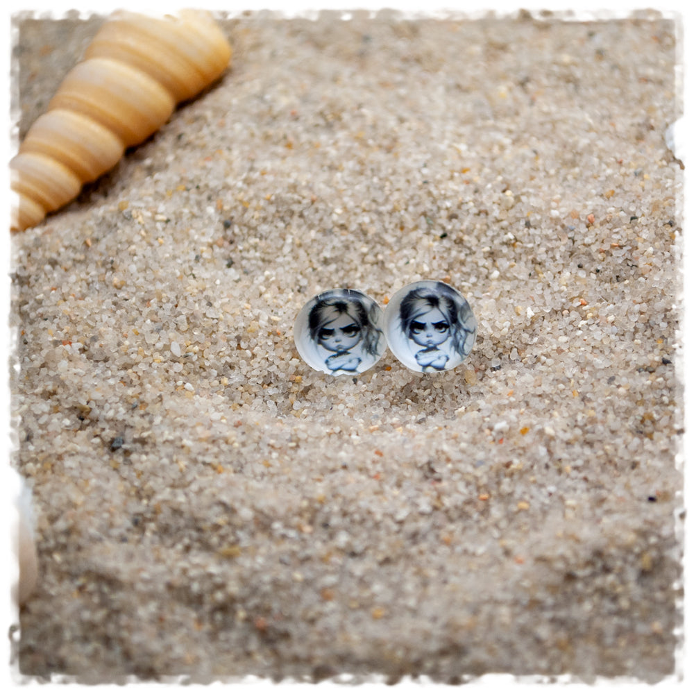 Ohrringe in 10 mm weiß mit grimmigem Mädchen - Jackelina