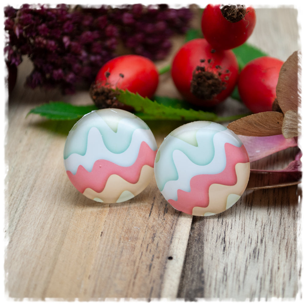 Ohrringe mit Wellenmuster in gelb, orange, rot, weiß und grün