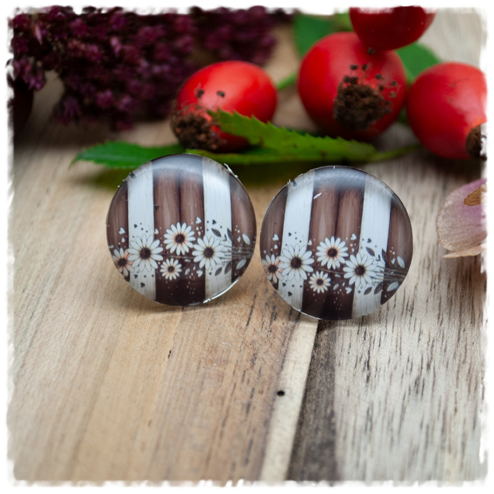 Ohrringe mit Holzdekor und beigen Blüten