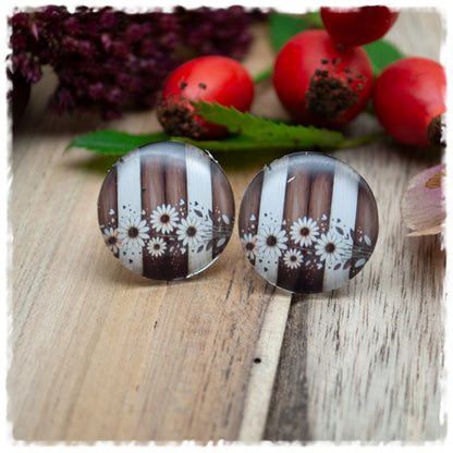 Ohrringe mit Holzdekor und beigen Blüten