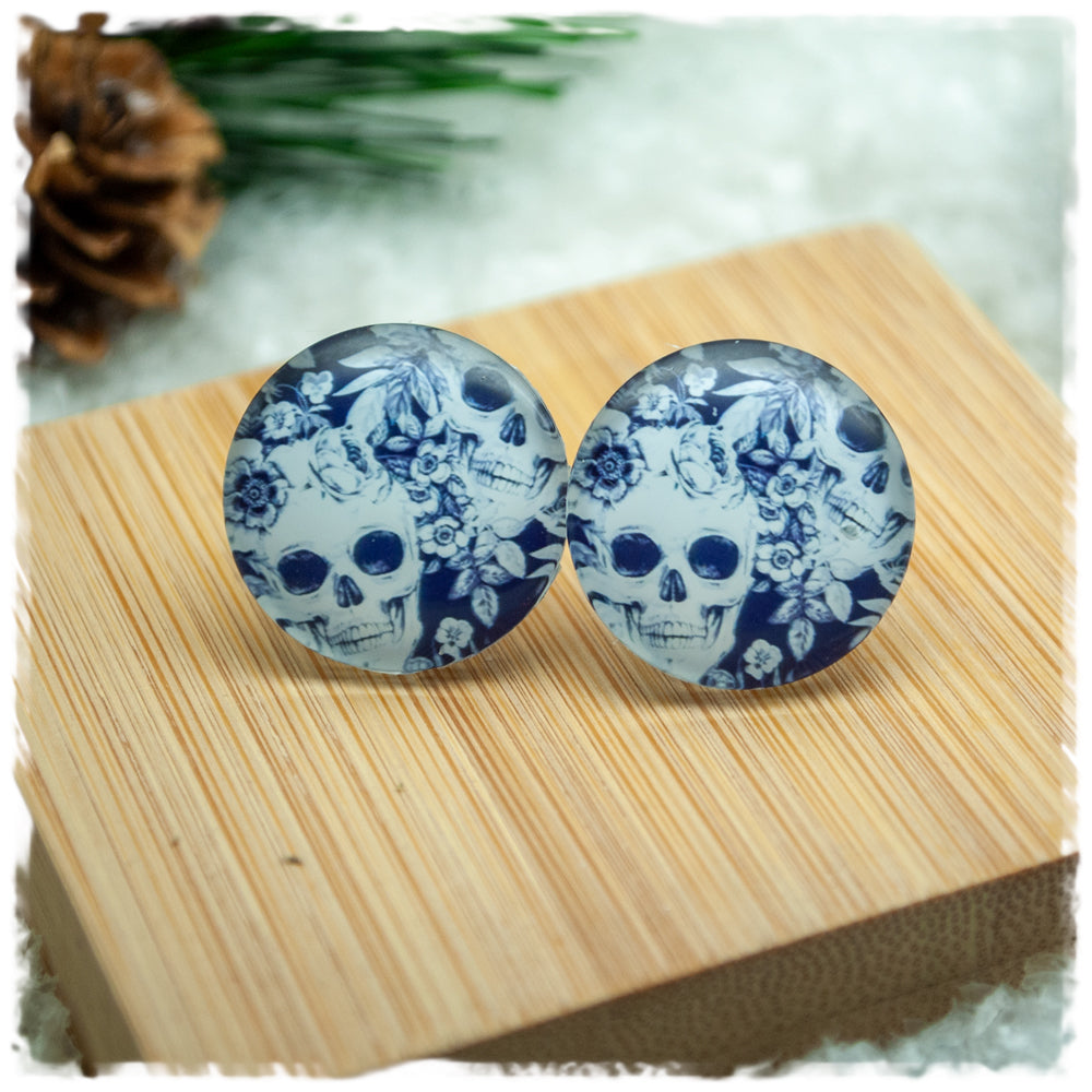Ohrringe in 20 mm blau mit weißen Totenköpfen